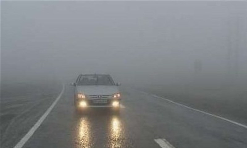 بارش باران در محورهای مواصلاتی 4 استان کشور/ ترافیک در آزادراه کرج و جاده چالوس