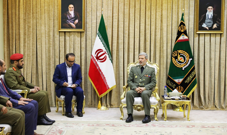 پیام ایران به منطقه «صلح و دوستی» است/ تاکید بر تقویت همکاری‌های نظامی و دفاعی ایران و عمان