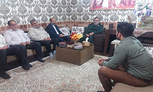 دیدار مدیر کل حفظ آثار دفاع مقدس خوزستان با خانواده شهید «روزبه هلیسایی» در اهواز