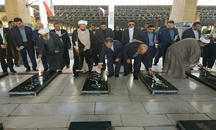 ادای احترام وزیر فرهنگ و ارشاد اسلامی به مقام شامخ شهدا