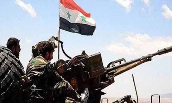 اهتزاز پرچم سوریه بر فراز آسمان شهرک «عقرب» در حومه حماه