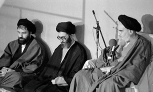 رمز پیروزی و دوام ایران امام خمینی و امام خامنه‌ای هستند