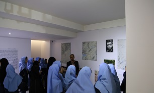 بازدید دانش آموزان دختر مدرسه شهدای هسته ای از مرکز فرهنگی و موزه دفاع مقدس استان آذربایجان غربی