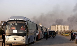 خروج نخستین گروه از اتوبوس‌های حامل تروریست‌ها از درعا البلد