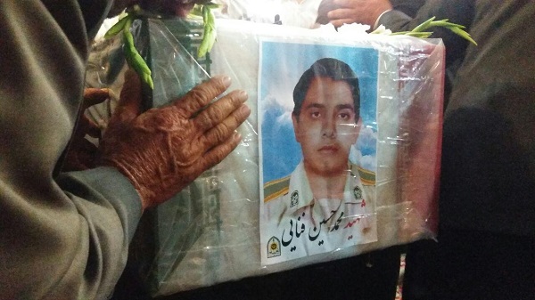 خداحافظی خاص یک سرباز با پیکر شهید مرزبانی