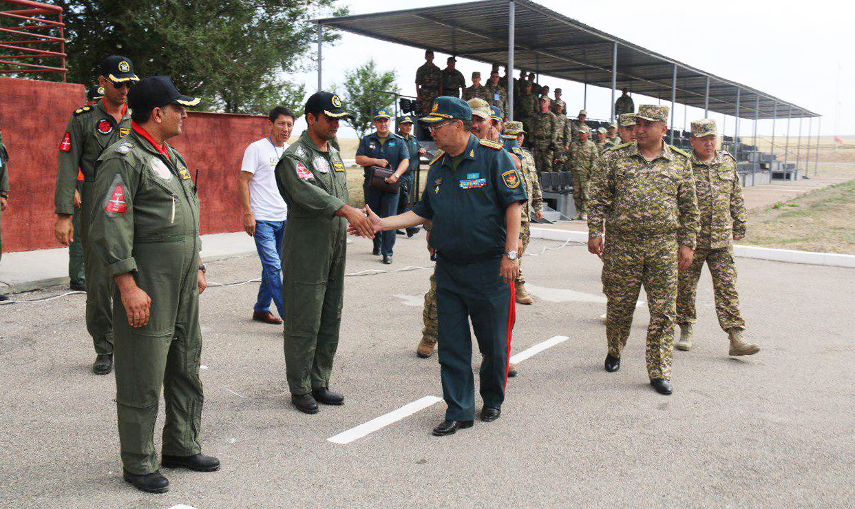 دیدار وزیر دفاع قزاقستان با اعضای تیم پهپاد ارتش