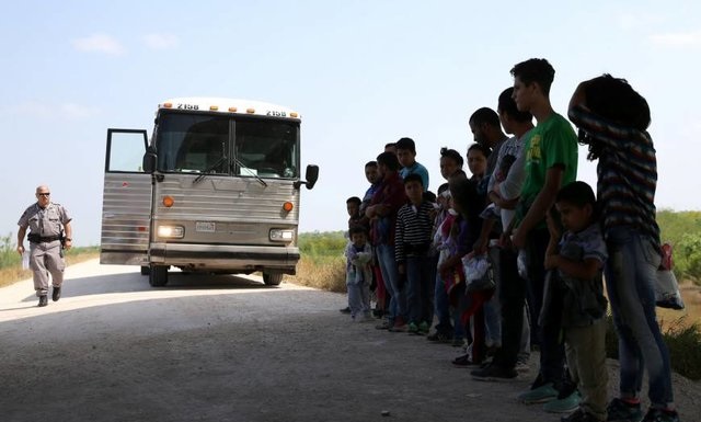 امتناع دولت آمریکا از بازگرداندن کودکان مهاجر به آغوش والدینشان؛ ۷۱۱ کودک مهاجر همچنان در بازداشت هستند