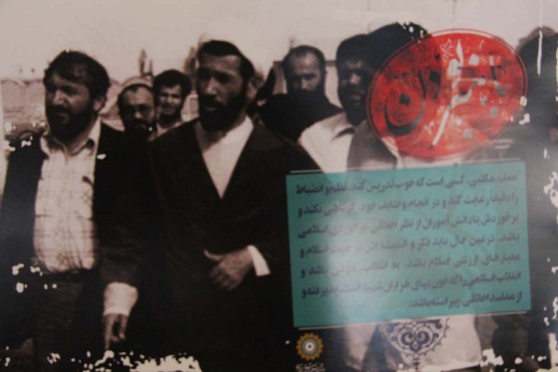 پوسترهای شناخت بهتر رئیس جمهور در نگارخانه گلستان+ عکس