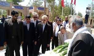 لاریجانی به مقام شامخ شهدا در گلزار شهدای لار ادای احترام کرد