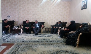 مدیر کل ورزش وجوانان لرستان با خانواده شهید «بهمن میرزایی» دیدار کردند.