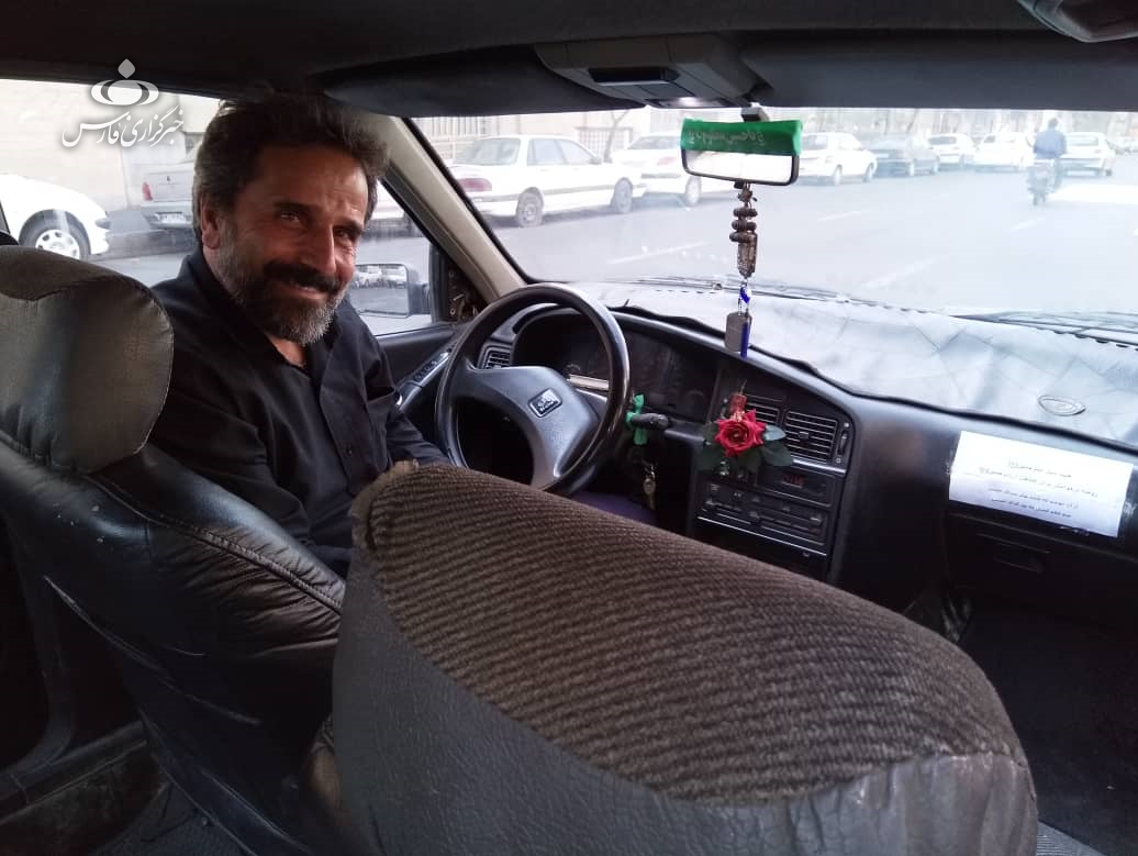 چند دقیقه همراهی با یک راننده تاکسی اینترنتی متفاوت روایت روضه‌های پشت فرمان