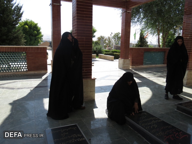 بازدید رئیس سازمان ارزش‌های مشارکت زنان در دفاع‌مقدس از یادمان های شهدا در کردستان + تصاویر