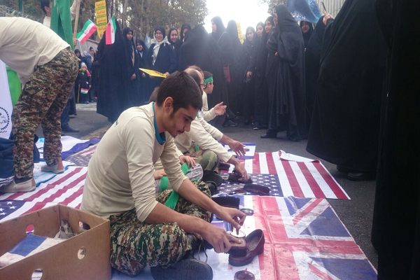 از دلار زیر پای تهرانی‌ها تا واکس زدن کفش راهپیمایان بر روی پرچم آمریکا