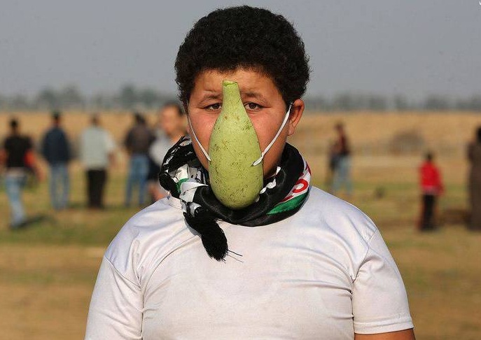 روش جالب مقابله با گاز اشک آور در فلسطین+ تصاویر