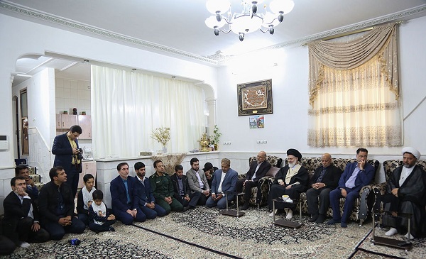 دیدار آیت الله حسینی بوشهری با خانواده شهید «عسکری جمکرانی» در قم