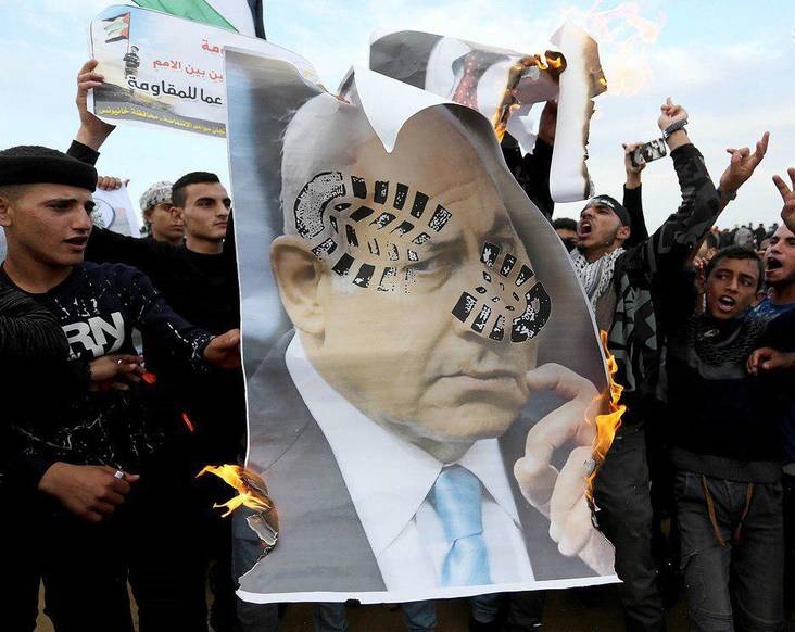عکس/ آتش زدن عکس نتانیاهو در نوار غزه