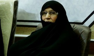 تندیس بزرگداشت چهلمین سالگرد پیروزی انقلاب به دختر امام خمینی(ره) اهدا شد