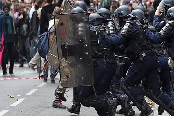 زخمی شدن ۱۰۰ فرانسوی و بازداشت ۲۵۰ نفر در تظاهرات پاریس