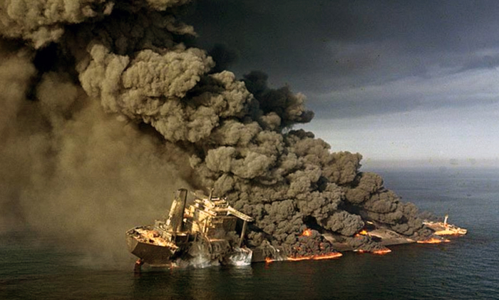چه کسی خلیج فارس را به آتش کشید؟
