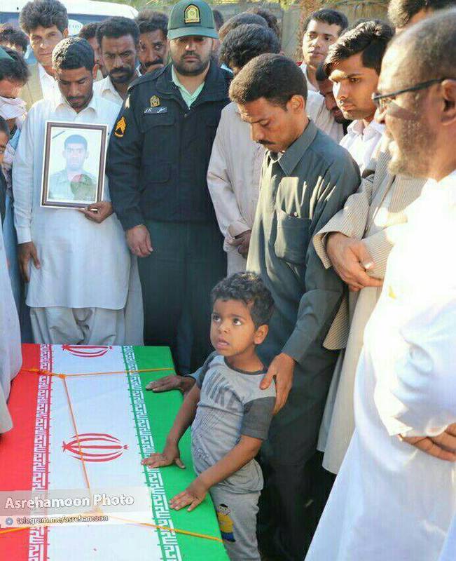 عکس/ فرزند خردسال شهید اهل سنت حادثه تروریستی در کنار تابوت پدر