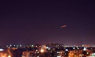 واکنش پدافندی ارتش سوریه به موشک‌های مهاجم در اطراف فرودگاه دمشق
