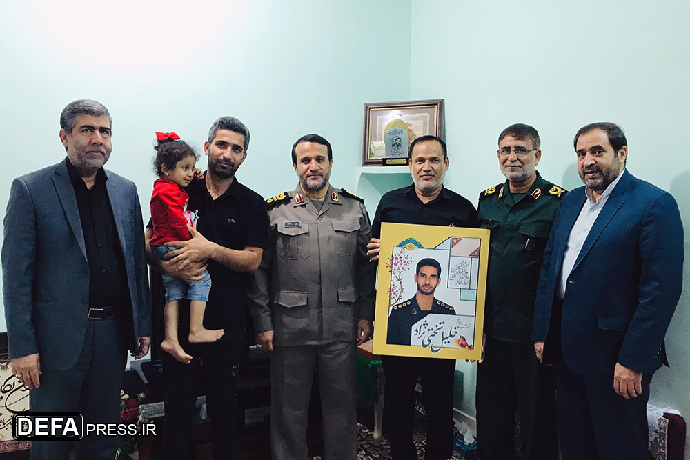 سردار کارگر با خانواده شهید مدافع حرم تختی نژاد در بندرعباس دیدار کرد
