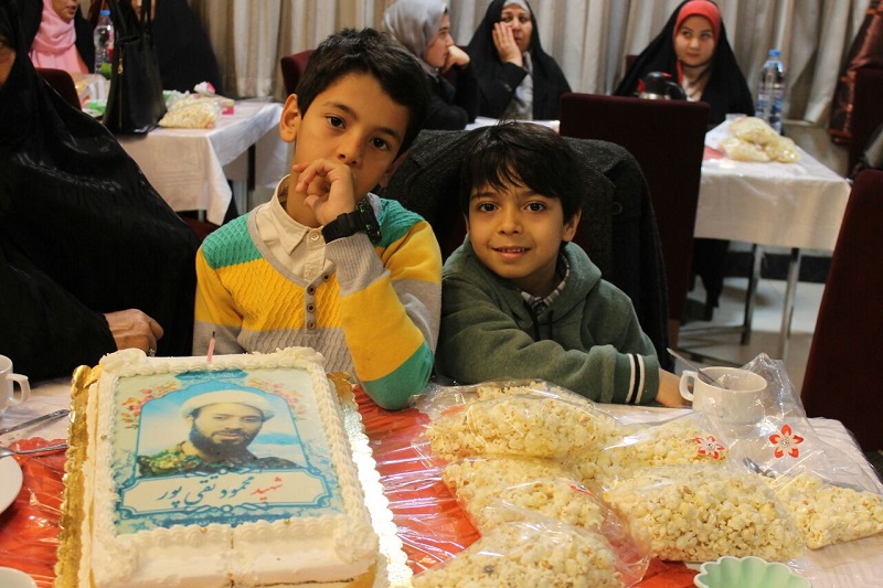 جشن تولد فرزندان شهدا در شب یلدا+ تصاویر