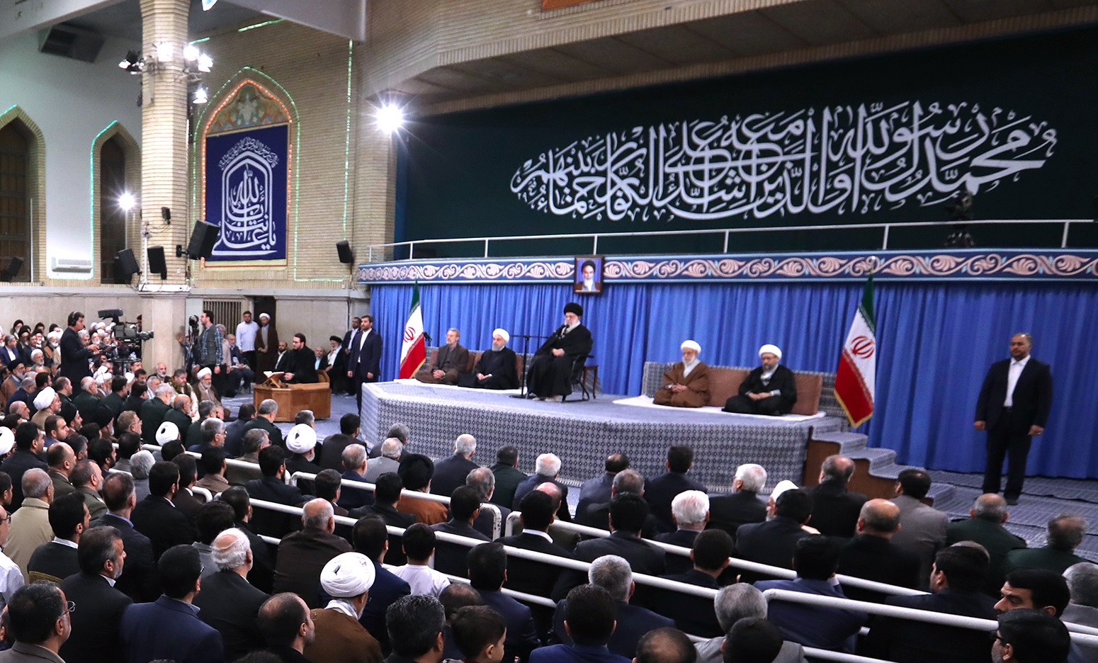 دیدار مسؤولان نظام و میهمانان کنفرانس وحدت اسلامى با رهبر انقلاب