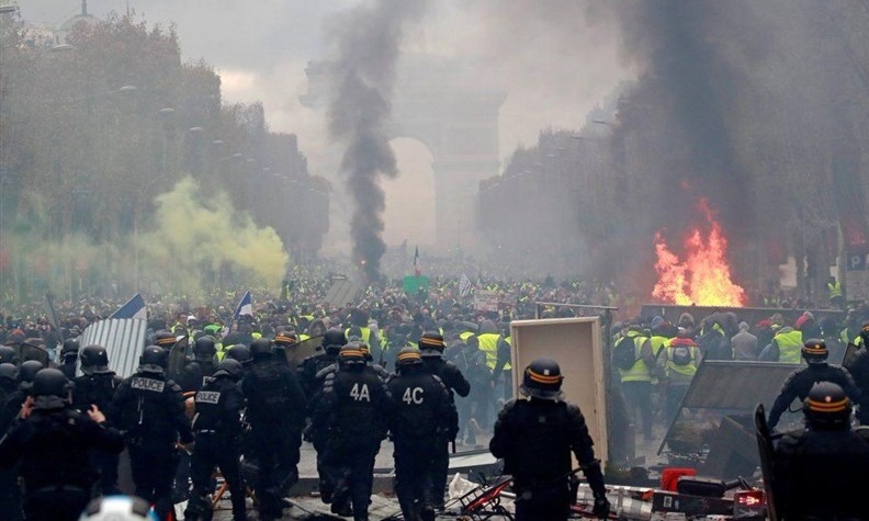۲ کشته، ۶۰۰ زخمی و ۱۳۰ بازداشتی در سرکوب اعتراضات مردم فرانسه