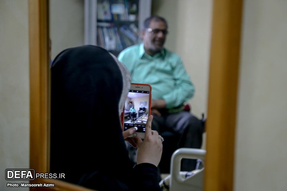 دیدار جمعی از خبرنگاران و عکاسان خبرگزاری دفاع‌مقدس با جانبازان آسایشگاه شهید بهشتی