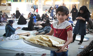 پخت روزانه 2000 پرس غذای گرم توسط هلال احمر بوشهر در مناطق سیل زده