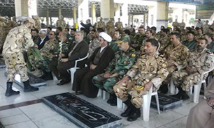 غبارروبی مزار شهدا در کرمانشاه به مناسبت روز ارتش