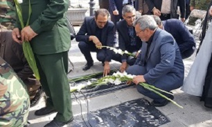 مراسم غبار روبی و عطر افشانی مزار مطهر شهدا به مناسبت روز ارتش در اردبیل