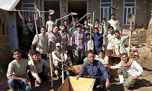 پاس کردن درس عملی دفاع مقدس با حضور دانشجویان در میان سیل زدگان خوزستان