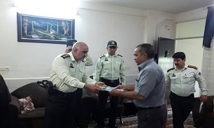 دیدار فرمانده انتظامی «الیگودرز» با خانواده شهید «عزت اله شهسواری»