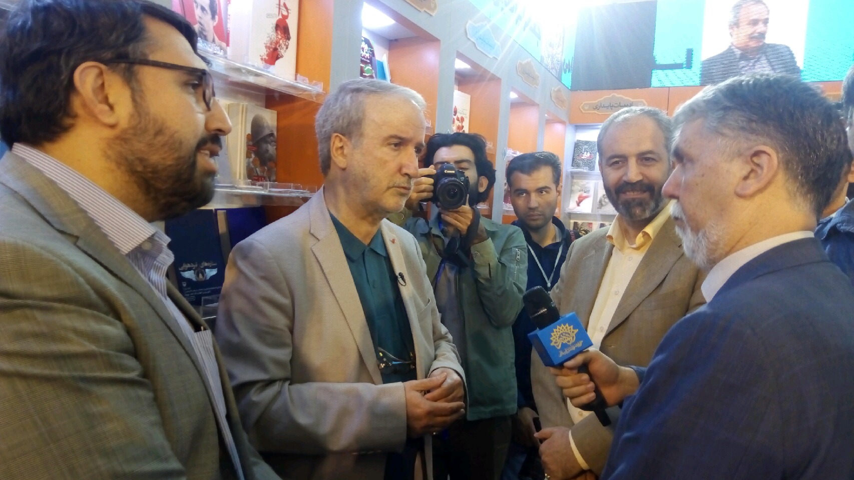 دعوت از رهبر معظم انقلاب برای بازدید از نمایشگاه بین‌المللی کتاب تهران
