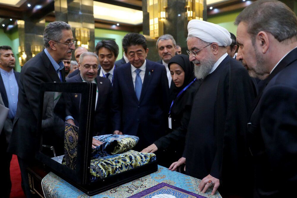 بازدید روحانی و «آبه» از نمایشگاه نودمین سالگرد روابط ایران وژاپن