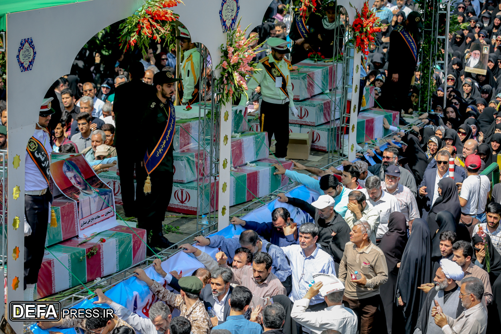 تشییع باشکوه پیکرهای مطهر ۱۵۰ شهید دفاع مقدس/ تهران به نور کاروان «یاران صادق» منور شد
