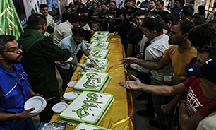 پذیرایی حفاظت سپاه فرودگاه بین المللی اهواز از مسافران با کیک بزرگ 80 کیلویی