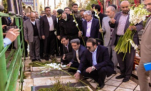 مدیران استان فارس به مقام شامخ شهدا، ادای احترام کردند