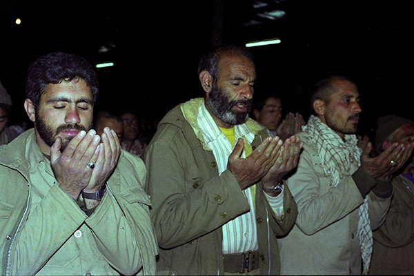 اقامه نماز رزمندگان در جبهه به روایت دوربین