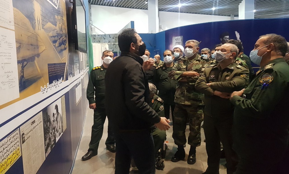 بازدید مدیران بنیاد حفظ آثار و نشر ارزش‌های دفاع مقدس از نمایشگاه در لباس سربازی