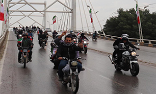مردم آبادان 22 بهمن را به صورت رژه خودرویی و موتوری جشن گرفتند