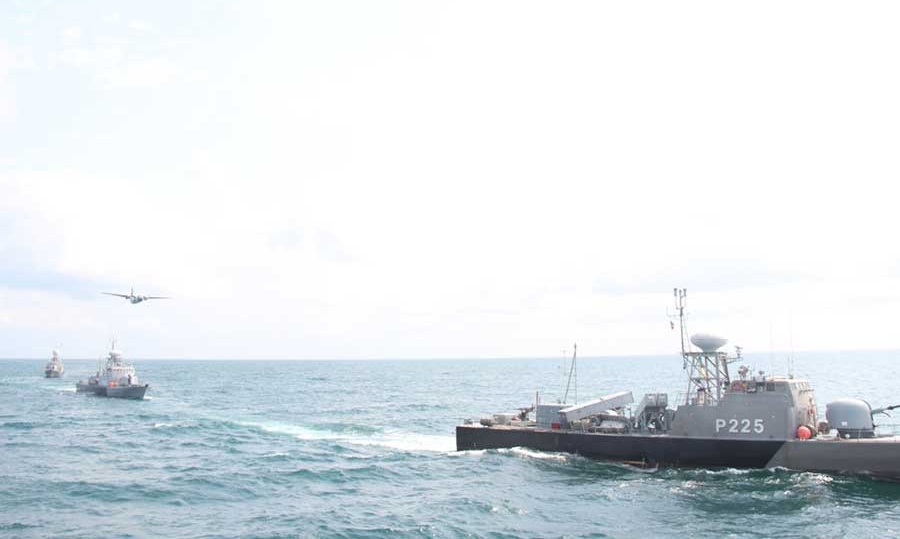 رژه یگان‌های سطحی و پروازی نیروی دریایی ارتش در دریای خزر