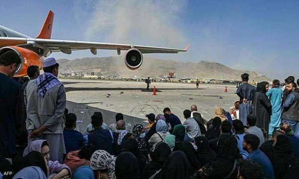 مرگ دستکم ۴۰ نفر در انفجارهای اطراف فرودگاه کابل