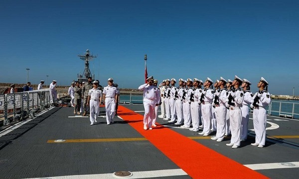 بازدید فرمانده نیروی دریایی ارتش از ناوشکن‌های چین و روسیه