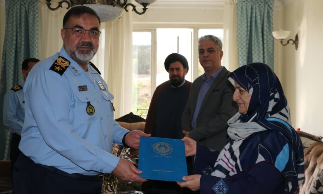 دیدار فرمانده نیروی هوایی ارتش با خانواده شهید «ریاحی شریفی»