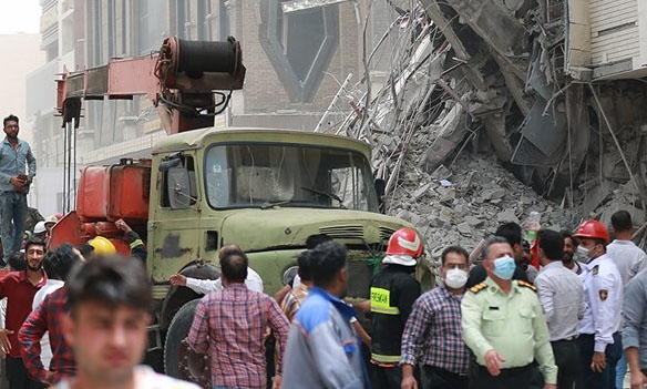 نجات ۳۲ نفر از گرفتارشدگان زیر آوار ساختمان آبادان
