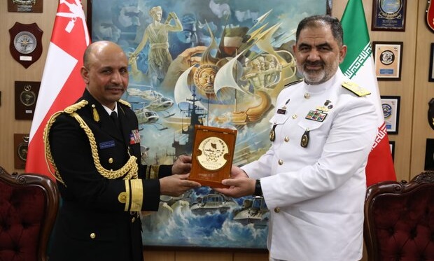 دیدار فرمانده نیروی دریایی عمان با دریادار «ایرانی»