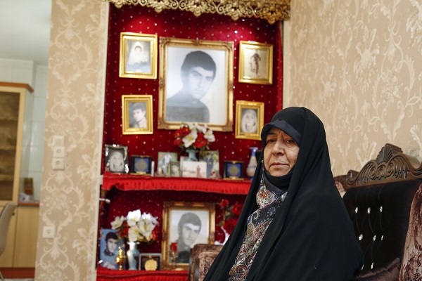 پاسخ شهید «شیرین‌آبادی فراهانی» به مادرش برای جلب رضایت اعزام به جبهه/ حضور پنهانی شهید در راهپیمایی‌های انقلاب اسلامی/ هفته دفاع مقدس